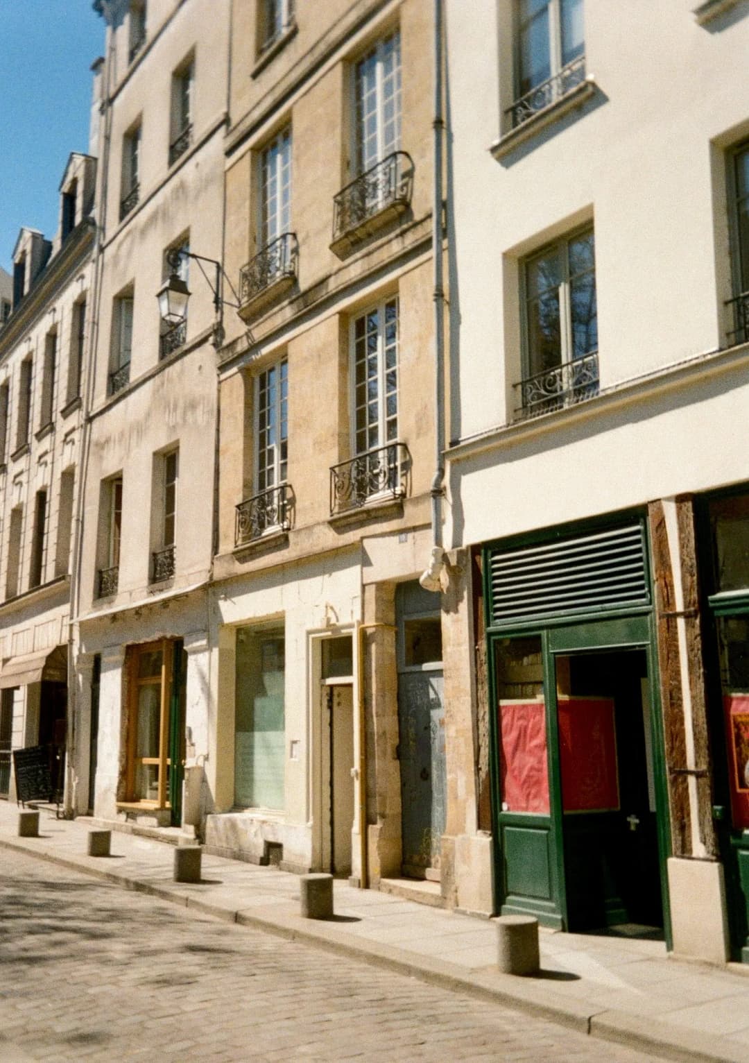 Film photograph from the 2025-08-paris gallery by Maxime Bodin