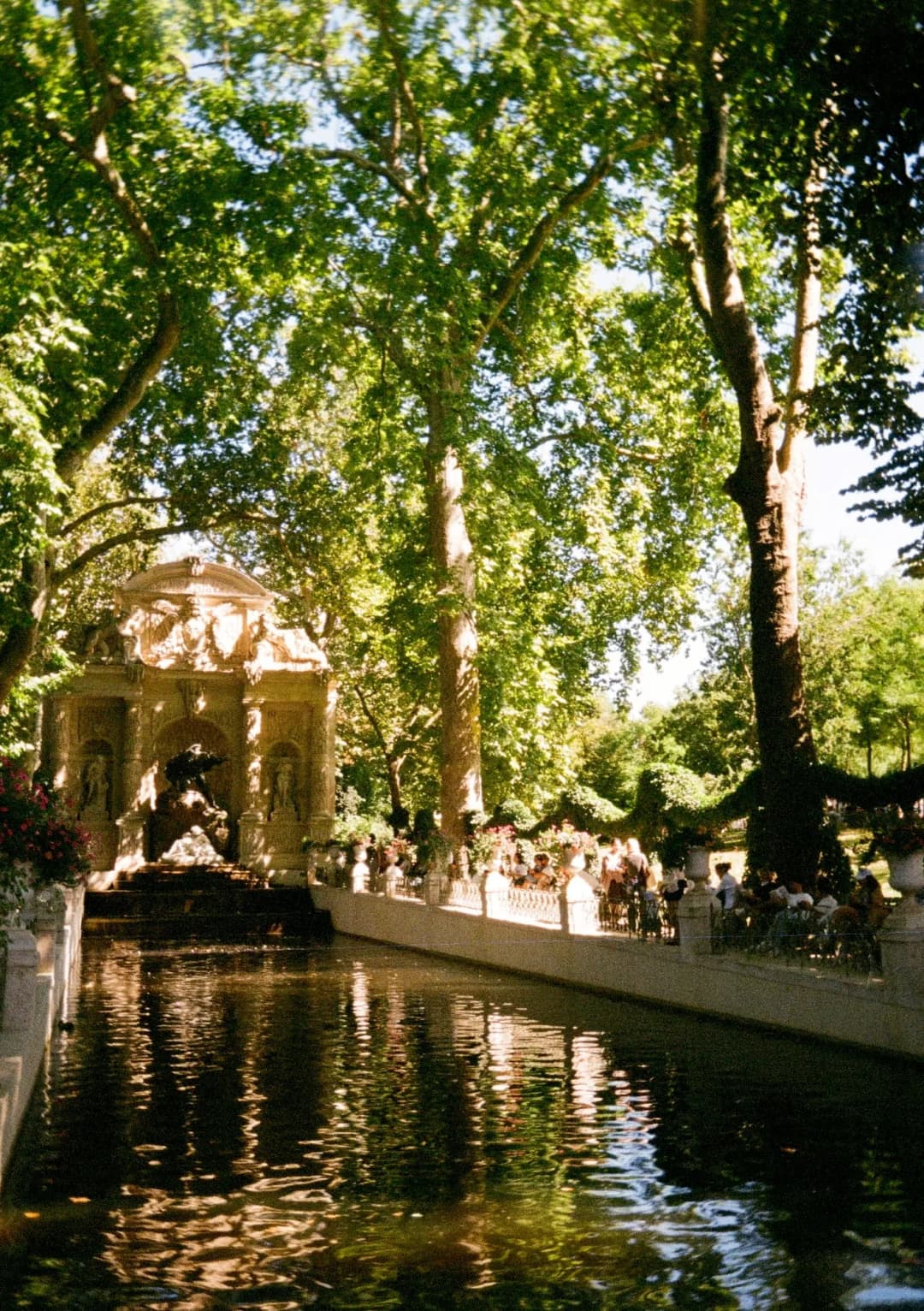 Film photograph from the 2025-08-paris gallery by Maxime Bodin