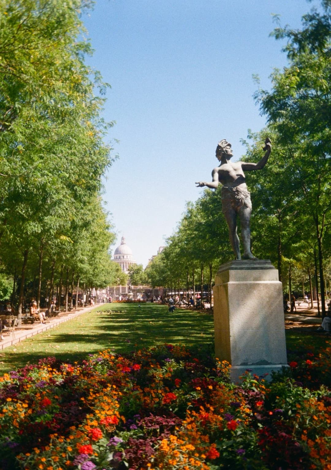 Film photograph from the 2025-08-paris gallery by Maxime Bodin