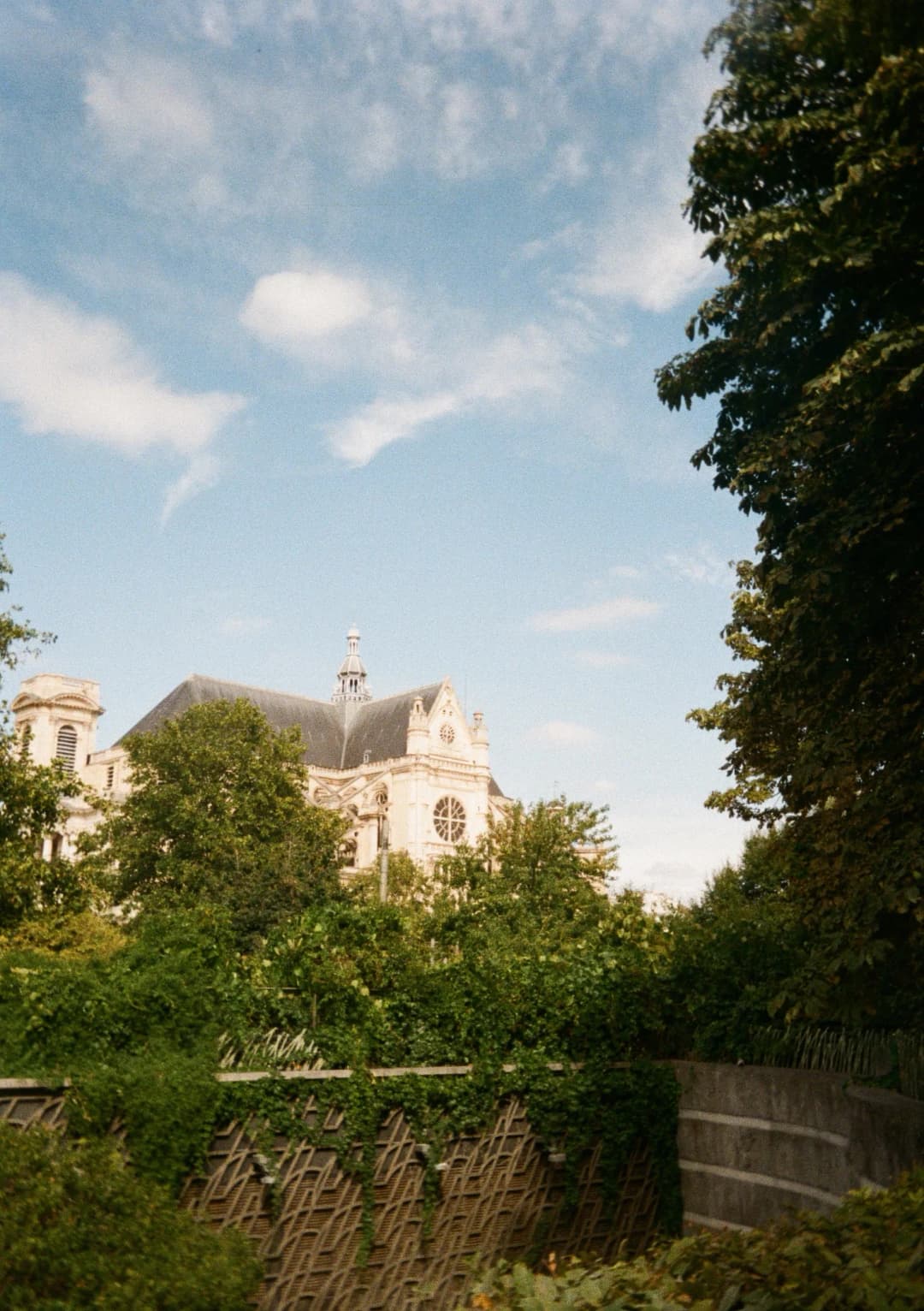 Film photograph from the 2025-08-paris gallery by Maxime Bodin